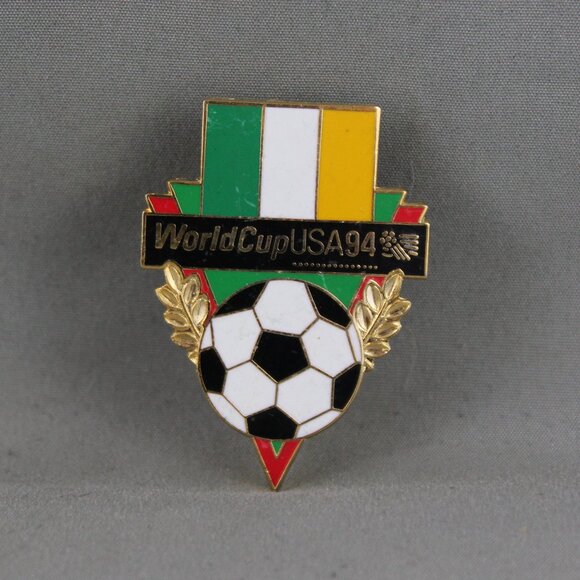 Team Ireland Soccer Pin - 1994 World Cup by Peter David - Flag and Ball - Picture 3 of 3
